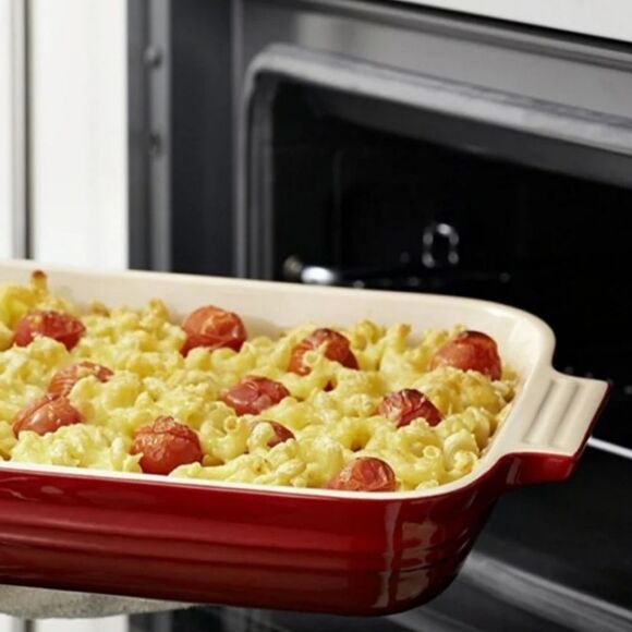 Le Creuset 18cm Rectangular Baking Dish- Carmin - Picture 4 of 7